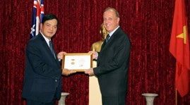 Australian honoured for promoting Vietnamese seafood in Australia  - ảnh 1